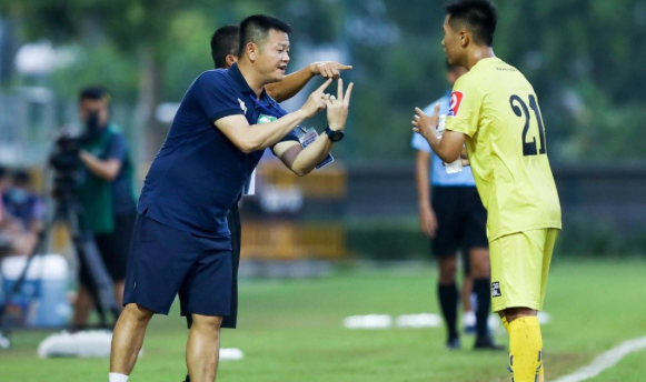 Phạm Văn Quyến: Cầu thủ lẫn trợ lý tương lai cho Đội tuyển Việt Nam?