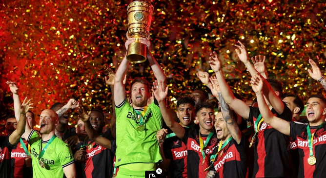 Niềm vui của các cầu thủ Bayer Leverkusen trong lễ đăng quang Cúp quốc gia Đức
