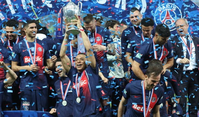Mbappe ăn mừng chức vô địch Cúp quốc gia Pháp trong ngày chia tay PSG