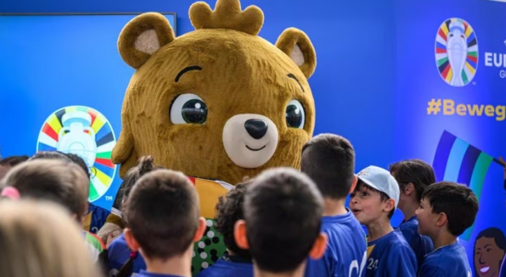 Linh vật gấu bông EURO 2024 trong buổi ra mắt tại một trường tiểu học ở Gelsenkirchen