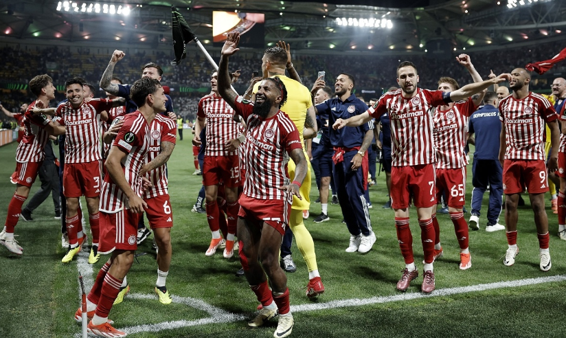 Olympiacos ăn mừng chức vô địch Cúp C3 châu Âu 2023/2024