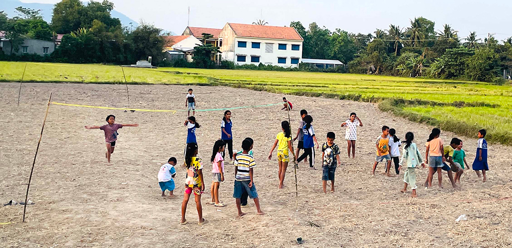 Bóng đá tuổi thơ, niềm đam mê, những trận cầu nảy lửa trên sân cỏ.